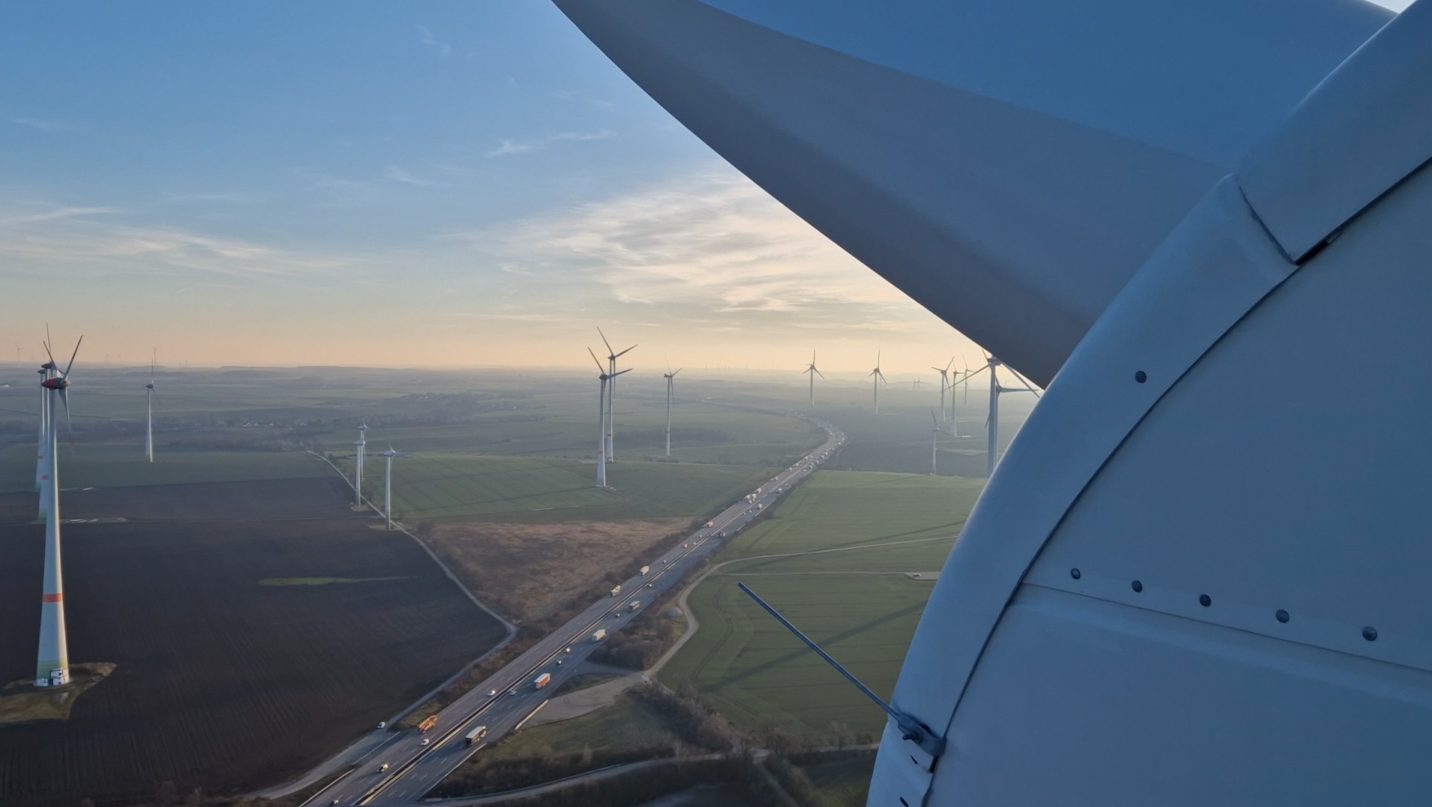 Arbeiten an einer Windkraftanlage, Blick über den Windpark