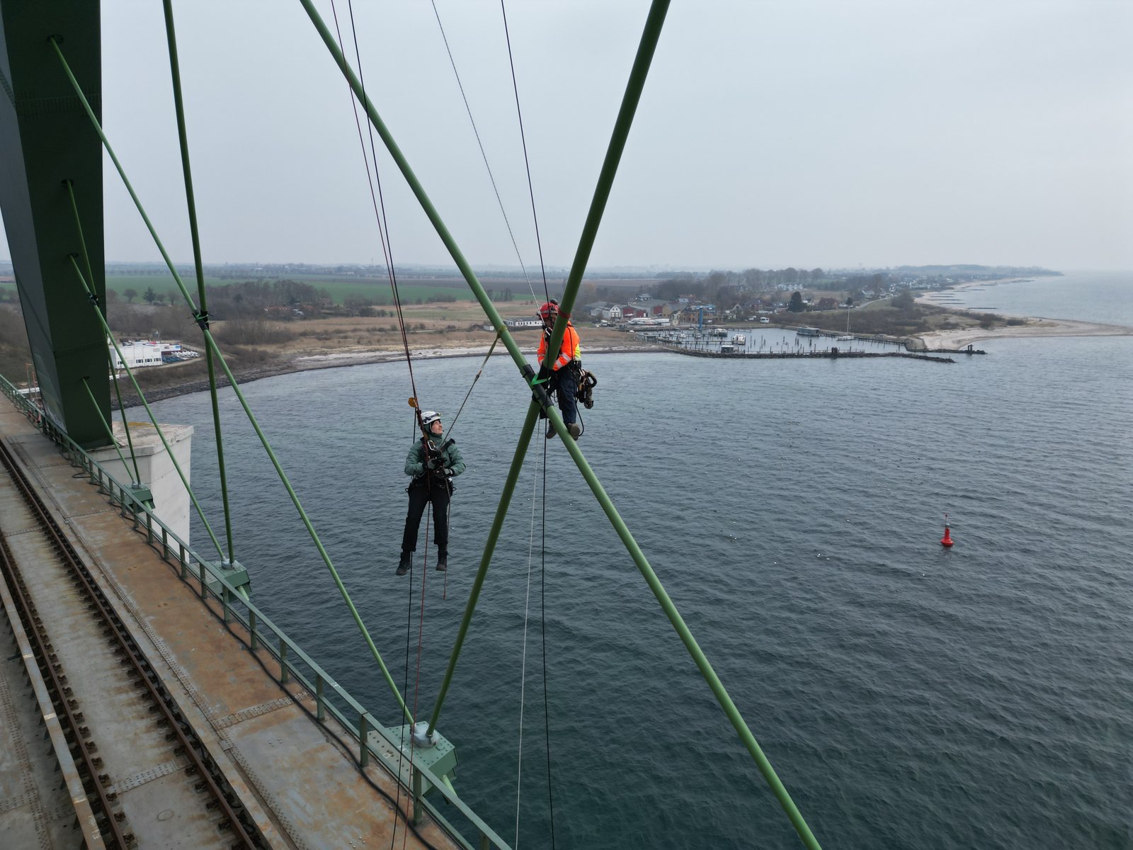 Seilzugangstechnik an den Tragseilen der Fehmarnsundbrücke