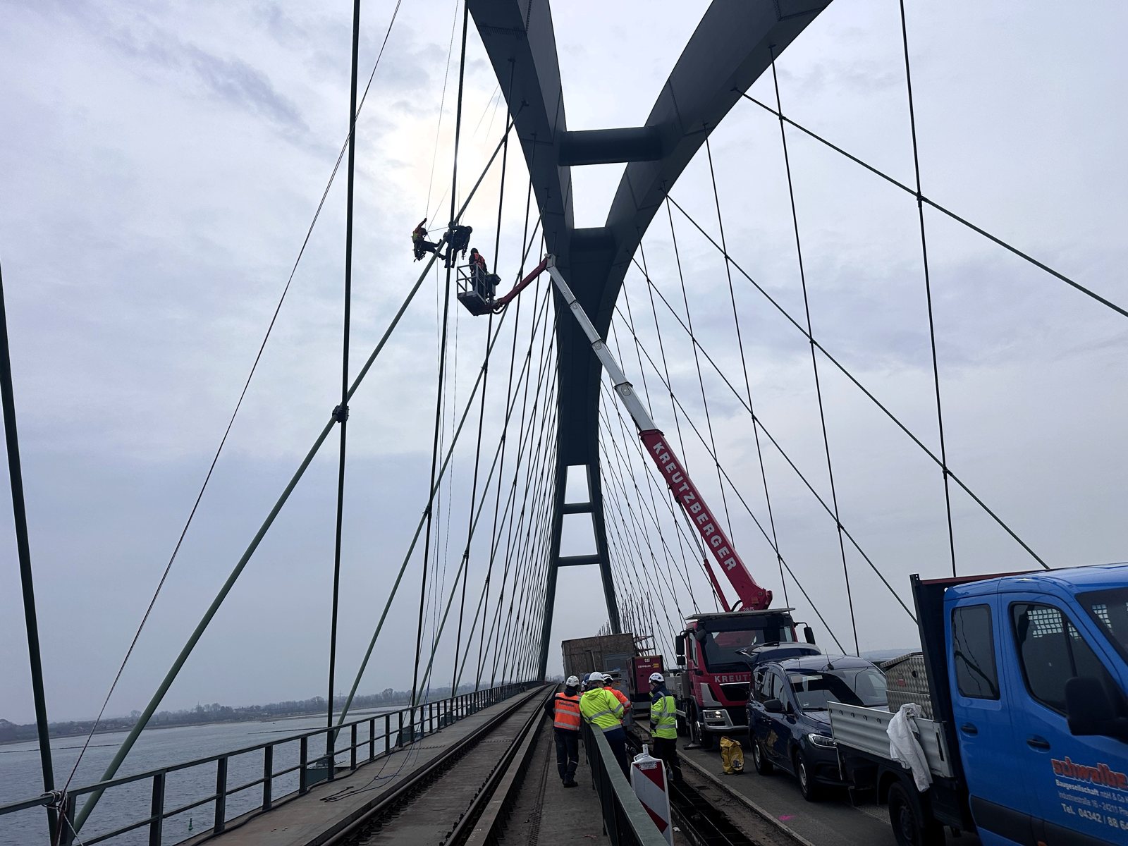 Höheneinsatz an der Brücke mit Kran