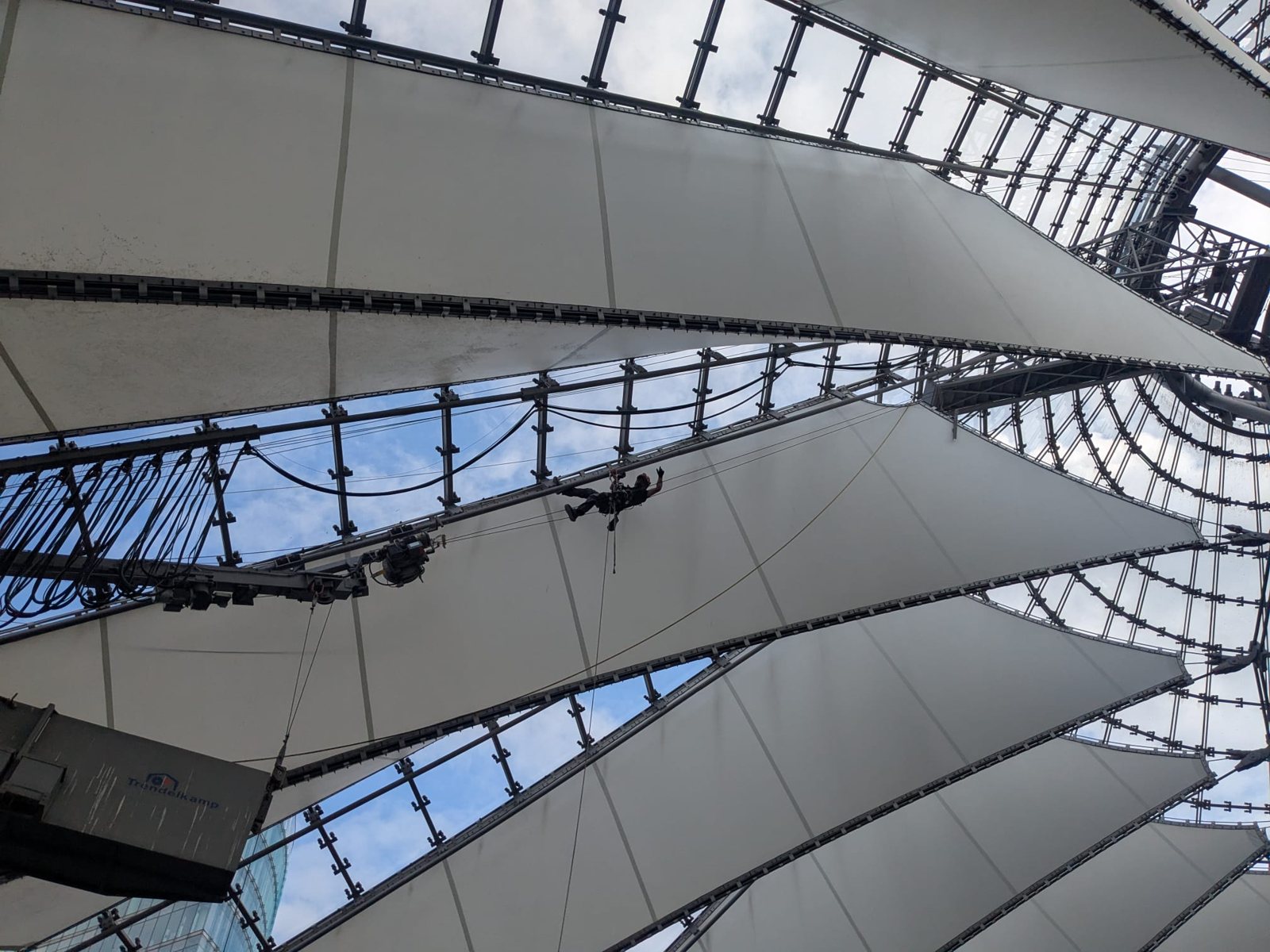 Höhenarbeiten am Dach des Sony Centers Berlin