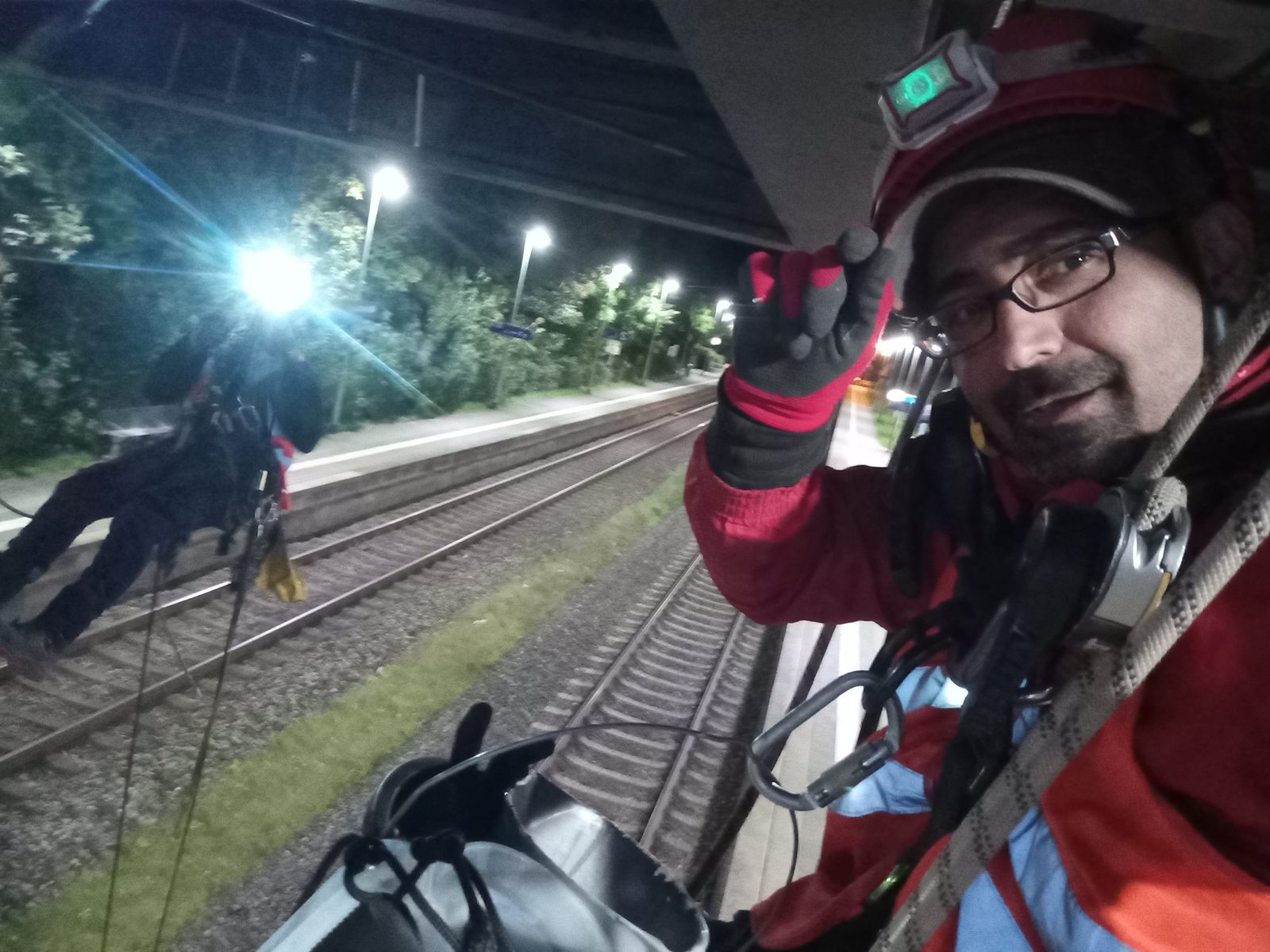 Arbeiten am Dach eines Bahnhofs