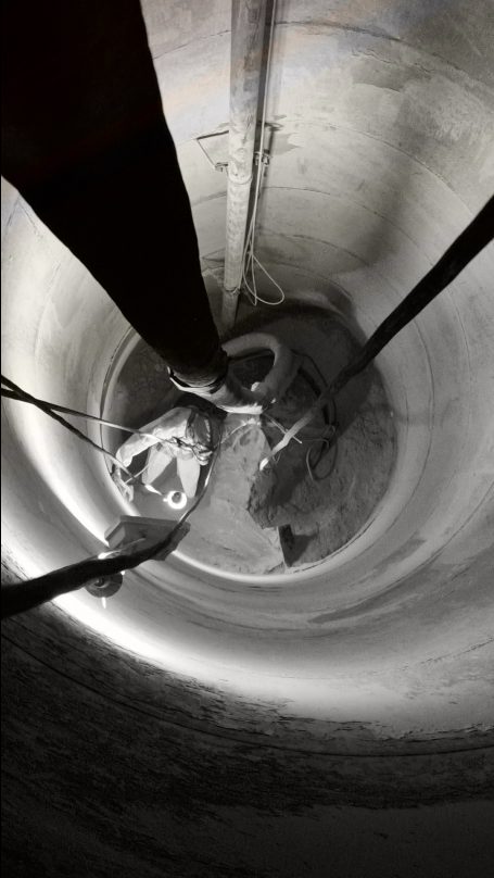 Reinigung und Sichtinspektion in Silo / Kessel